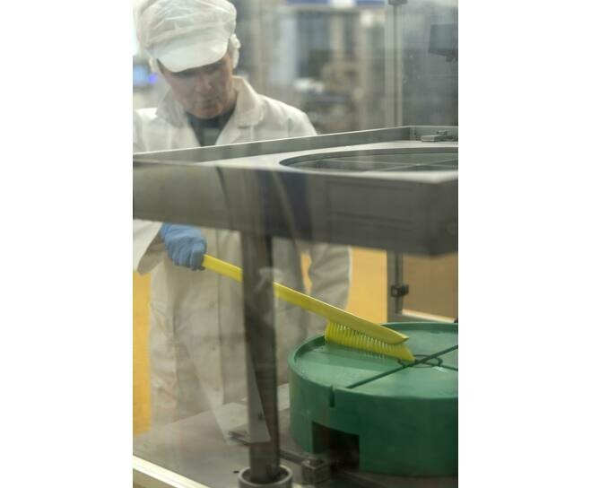 Vikan Ultra Smalle Borstel Met Lange Steel 600mm Geel