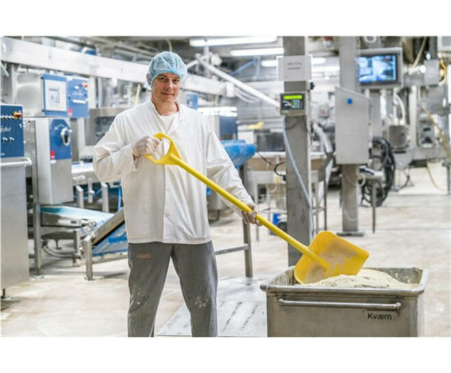 Vikan Ergonomische Schop Lange Steel 1310mm Geel